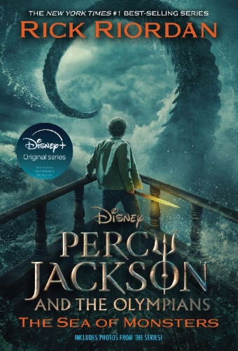 Buchcover und Innenansicht für das Buch: Percy Jackson and the Olympians, Book Two: Sea of Monsters Disney+ Tie in Edition