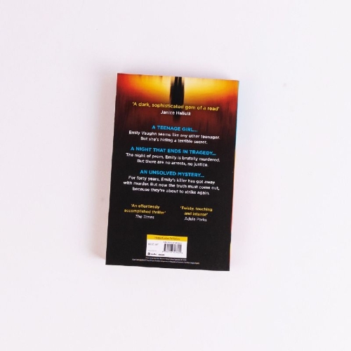 Buchcover und Innenansicht für das Buch: Girl, Forgotten