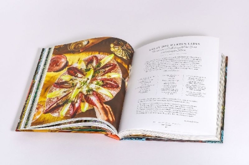 Buchcover und Innenansicht für das Buch: The Official Bridgerton Cookbook