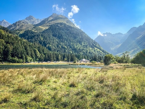 Buchcover und Innenansicht für das Buch: Wild Swimming Frankreich