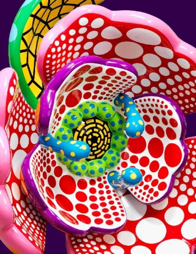 Buchcover und Innenansicht für das Buch: Yayoi Kusama: I Spend Each Day Embracing Flowers