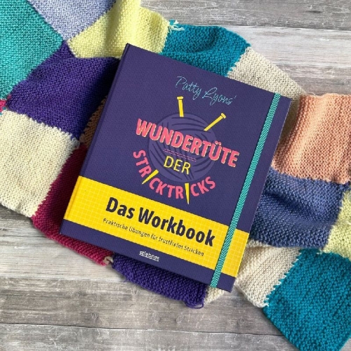 Buchcover und Innenansicht für das Buch: Patty Lyons' Wundertüte der Stricktricks - Das Workbook
