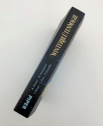 Buchcover und Innenansicht für das Buch: Winterblütenmagie. Der zauberhafte Adventskalender mit 24 Fabelwesen