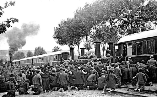 Buchcover und Innenansicht für das Buch: Schnellzüge der Deutschen Reichsbahn Gesellschaft