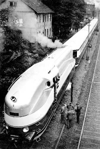 Buchcover und Innenansicht für das Buch: Schnellzüge der Deutschen Reichsbahn Gesellschaft