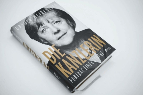 Buchcover und Innenansicht für das Buch: Die Kanzlerin