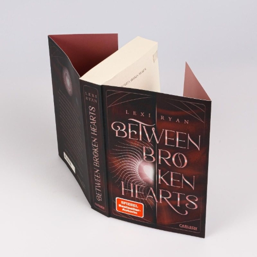 Buchcover und Innenansicht für das Buch: Between These Broken Hearts