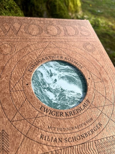 Buchcover und Innenansicht für das Buch: THE WOODS