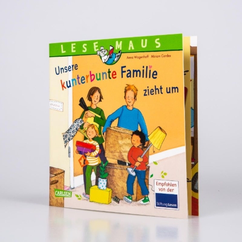 Buchcover und Innenansicht für das Buch: LESEMAUS 171: Unsere kunterbunte Familie zieht um