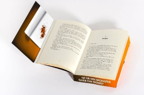 Buchcover und Innenansicht für das Buch: All Eyes On Him