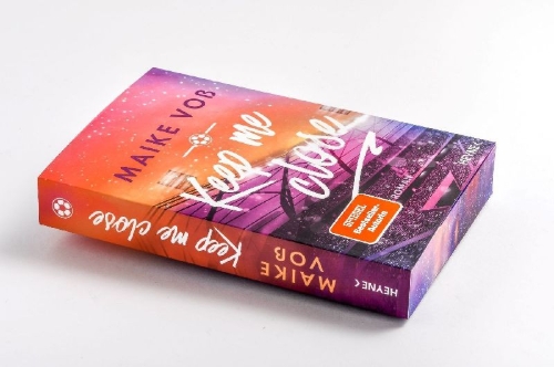 Buchcover und Innenansicht für das Buch: Keep Me Close