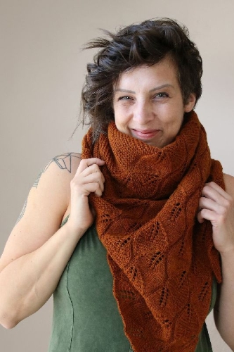 Buchcover und Innenansicht für das Buch: Mairlynd: Shawl Love. Mit 'Row Maps' zu allen Designs!