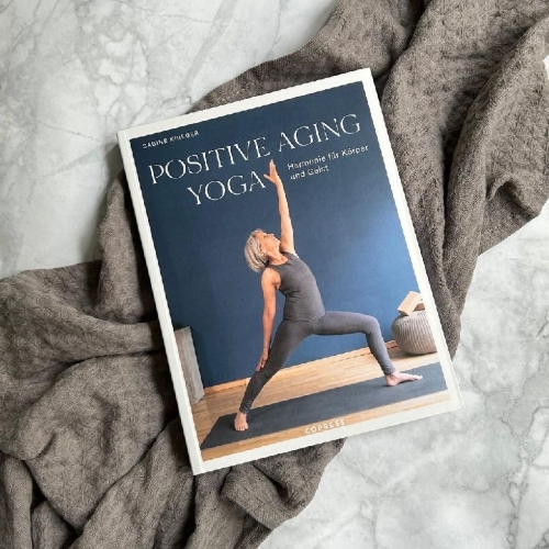 Buchcover und Innenansicht für das Buch: Positive Aging Yoga