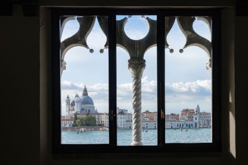 Buchcover und Innenansicht für das Buch: Secret Places Venedig