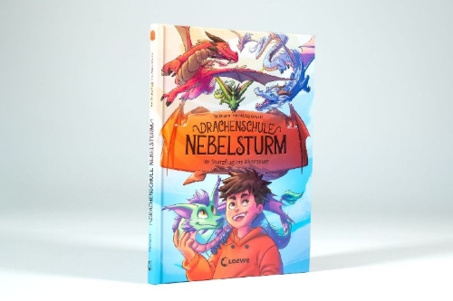 Buchcover und Innenansicht für das Buch: Drachenschule Nebelsturm (Band 1) - Im Sturzflug ins Abenteuer