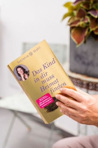 Buchcover und Innenansicht für das Buch: Das Kind in dir muss Heimat finden
