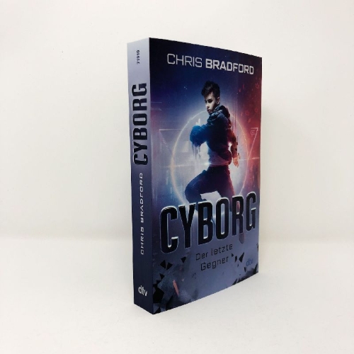 Buchcover und Innenansicht für das Buch: Cyborg