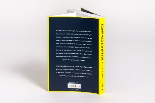Buchcover und Innenansicht für das Buch: Allein mit dem Handy: So schützen wir unsere Kinder