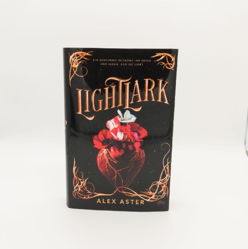 Buchcover und Innenansicht für das Buch: Lightlark