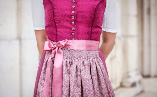 Buchcover und Innenansicht für das Buch: Mein selbst genähtes Dirndl