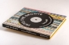 Buchcover und Innenansicht für das Buch: In the Groove. The Vinyl and Turntable Revolution