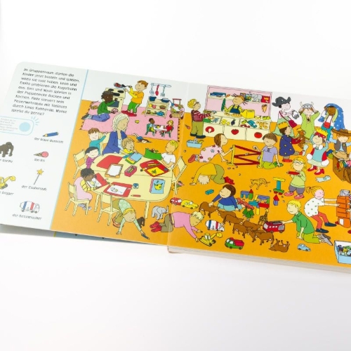 Buchcover und Innenansicht für das Buch: Hör mal (Soundbuch): Wimmelbuch: Im Kindergarten