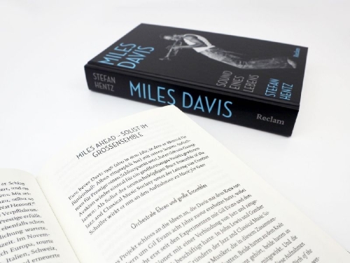 Buchcover und Innenansicht für das Buch: Miles Davis. Sound eines Lebens