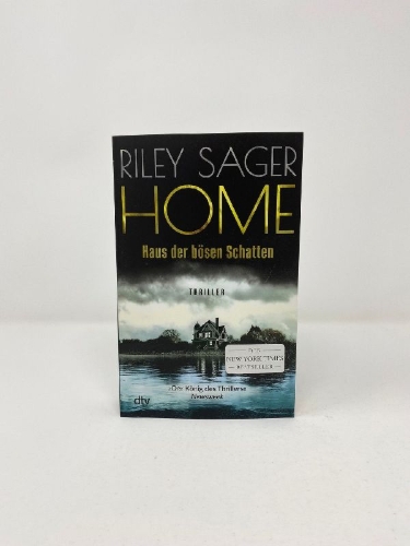 Buchcover und Innenansicht für das Buch: Home Before Dark