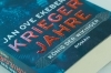 Buchcover und Innenansicht für das Buch: Den siste Vikingkongen - Krigens Laeregutt