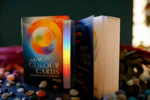Buchcover und Innenansicht für das Buch: Magic Colours Cards - 32 Inspirationskarten mit Booklet