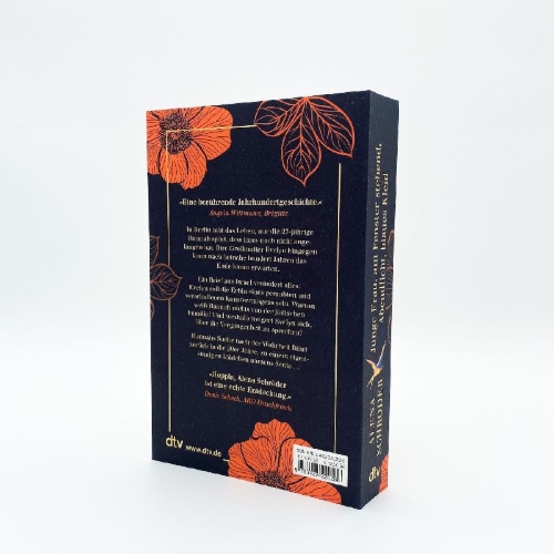 Buchcover und Innenansicht für das Buch: Junge Frau, am Fenster stehend, Abendlicht, blaues Kleid