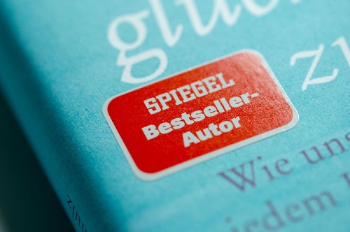 Buchcover und Innenansicht für das Buch: Alt genug, um glücklich zu sein