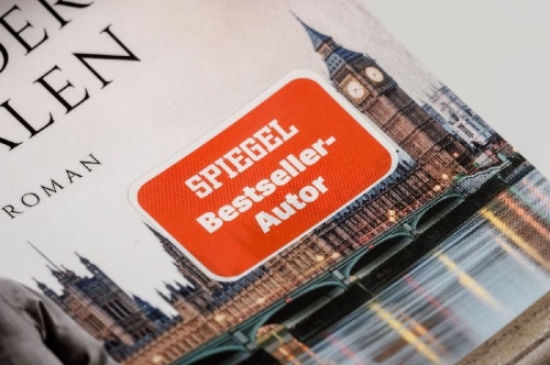 Buchcover und Innenansicht für das Buch: First Among Equals