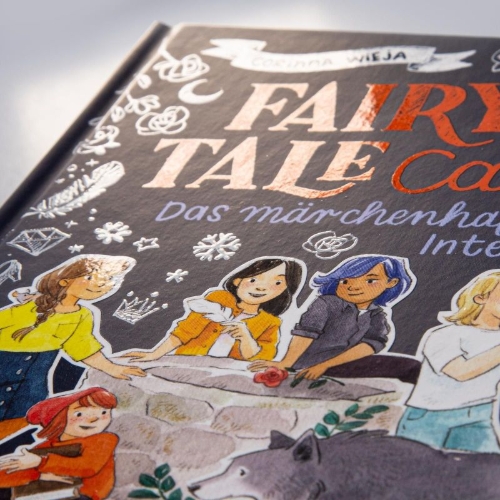 Buchcover und Innenansicht für das Buch: Fairy Tale Camp 1: Das märchenhafte Internat