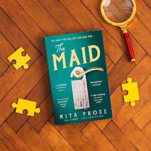 Buchcover und Innenansicht für das Buch: The Maid