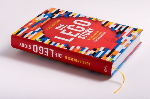 Buchcover und Innenansicht für das Buch: Et liv med LEGO. En slægtshistorie